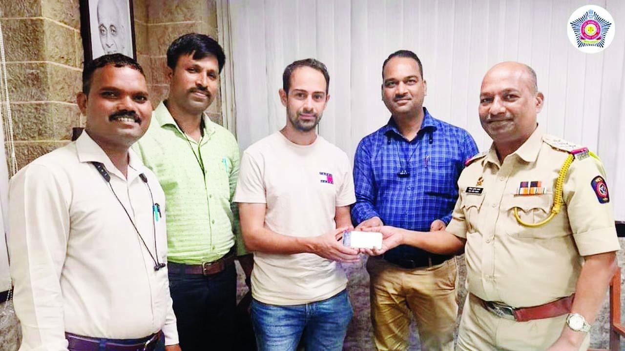 આઝાદ મેદાન પોલીસે ગ્રીક ટૂરિસ્ટનો ખોવાયેલો એક લાખ રૂપિયાનો આઇફોન માત્ર ૩૦ મિનિટમાં જ શોધી આપ્યો હતો