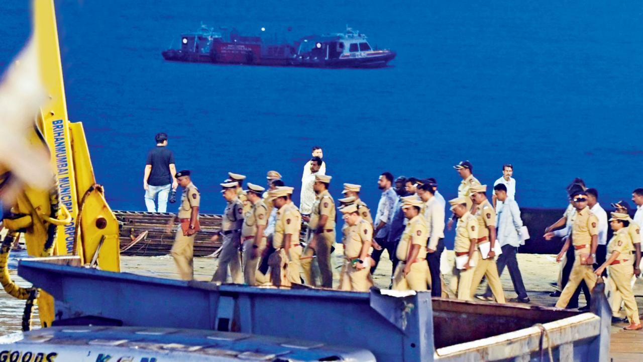 ગઈ કાલે ગિરગામ ચોપાટી પર મુંબઈના પોલીસ કમિશનર દેવેન ભારતીએ વિસર્જનની તૈયારીઓનું નિરીક્ષણ કર્યું હતું. તસવીરઃ  સૈયદ સમીર અબેદી
