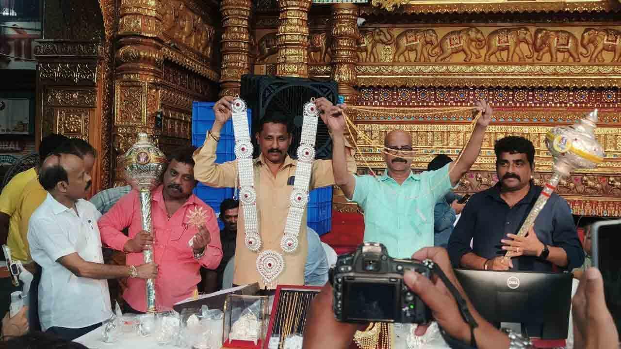 Mumbai: લાલબાગચા રાજાને ધરાવેલ ભેટ-વસ્તુઓનું ઑક્શન, શ્રદ્ધાળુઓએ વરસાવ્યો વ્હાલ