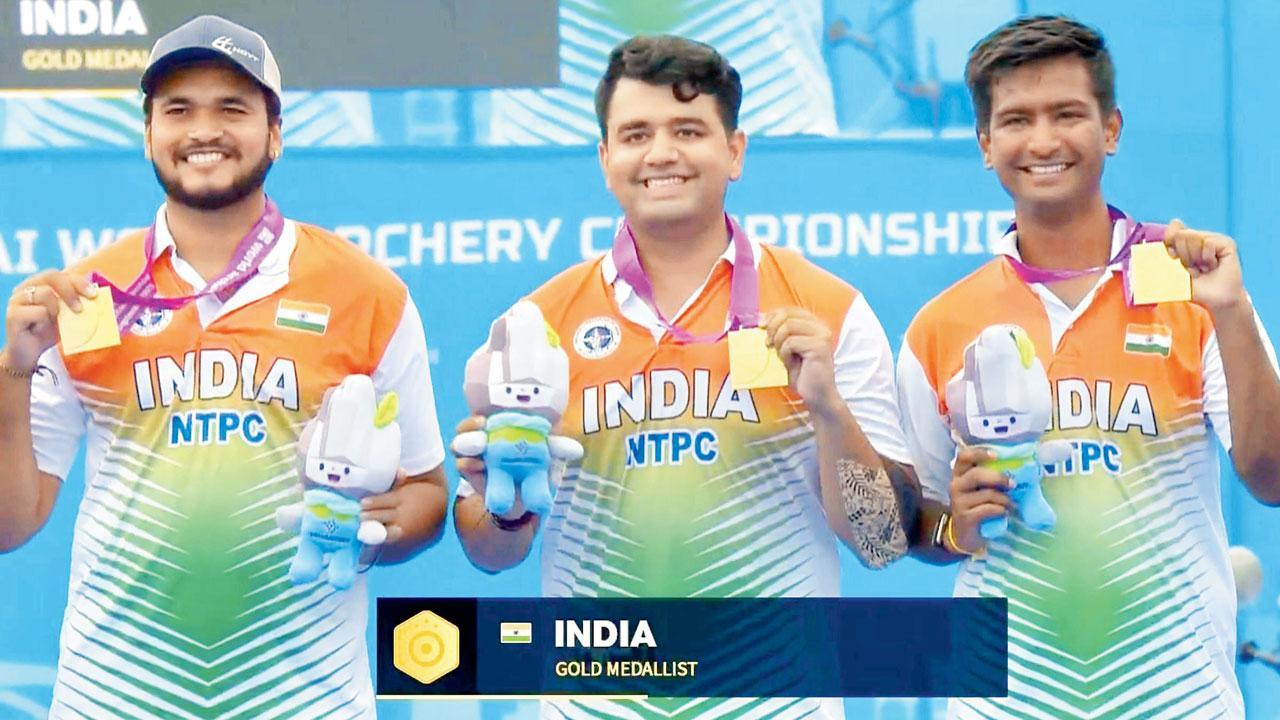 ગોલ્ડ મેડલ સાથે ભારતીય મેન્સ કમ્પાઉન્ડ ટીમના સભ્યો. 