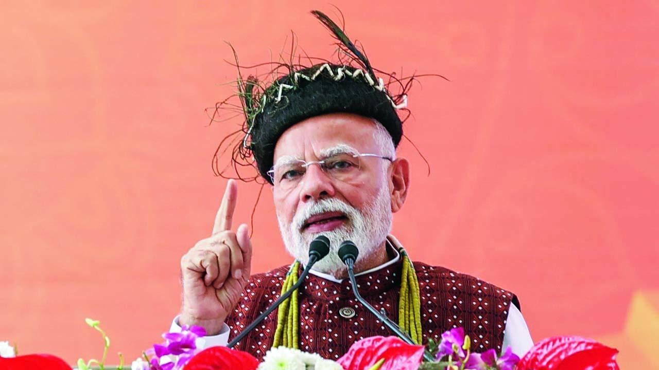 ગઈ કાલે અરુણાચલ પ્રદેશના ઇટાનગરમાં એક જાહેર સભાને સંબોધતા નરેન્દ્ર મોદી.