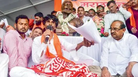 આઝાદ મેદાનમાં ગઈ કાલે મહારાષ્ટ્ર સરકાર તરફથી આવેલા ગવર્નમેન્ટ રેઝોલ્યુશન સાથે લોકોને સંબોધતા મનોજ જરાંગે.