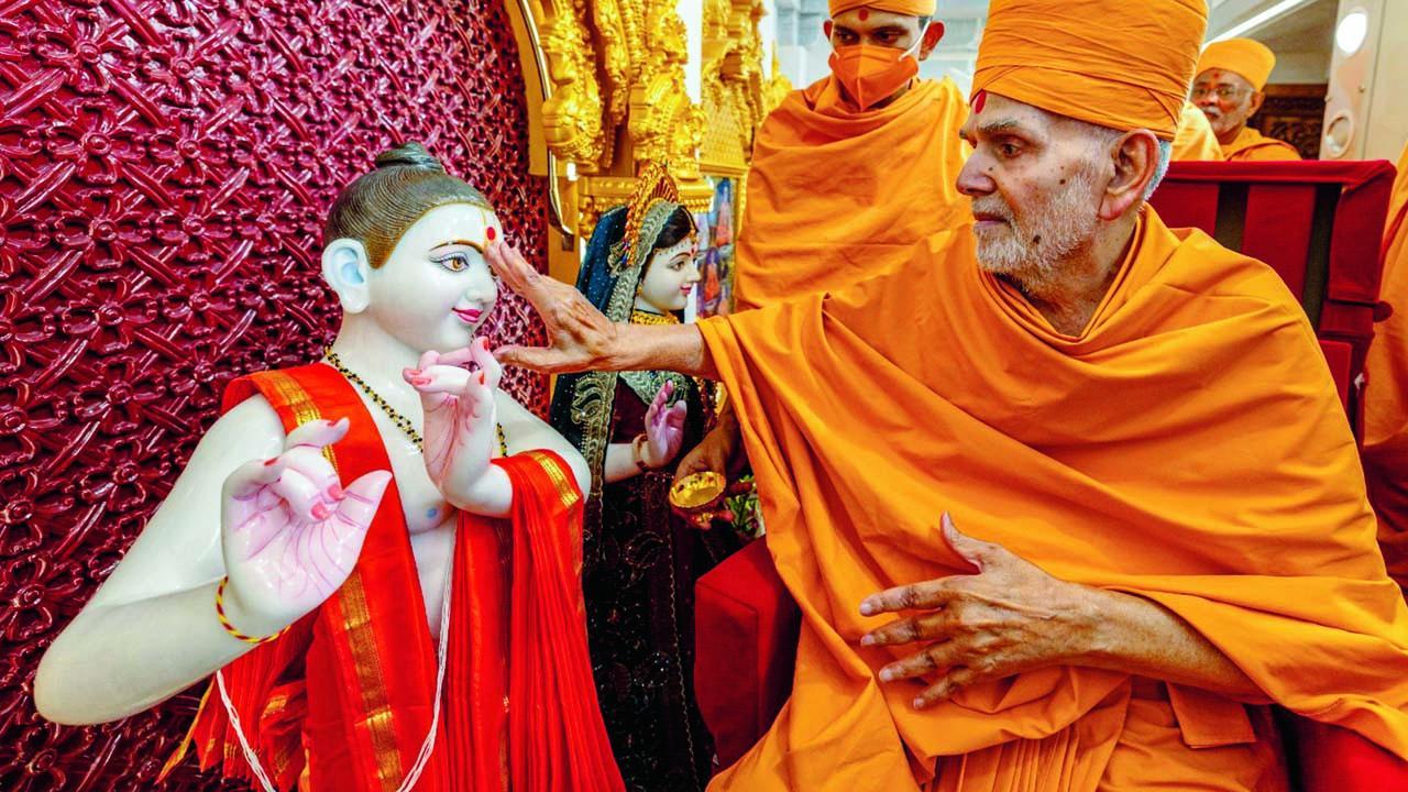 સ્વામીનારાયણ મંદિરમાં મૂર્તિની પ્રાણપ્રતિષ્ઠા કરતા પરમ પૂજ્ય મહંતસ્વામી