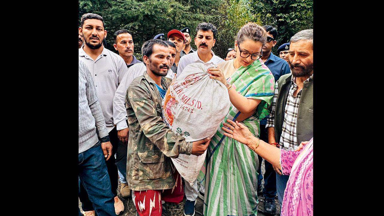 ગઈ કાલે પોતાના મંડી મતદારસંઘના એક પૂરગ્રસ્ત ગામમાં મદદ પૂરી પાડતી કંગના રનૌત