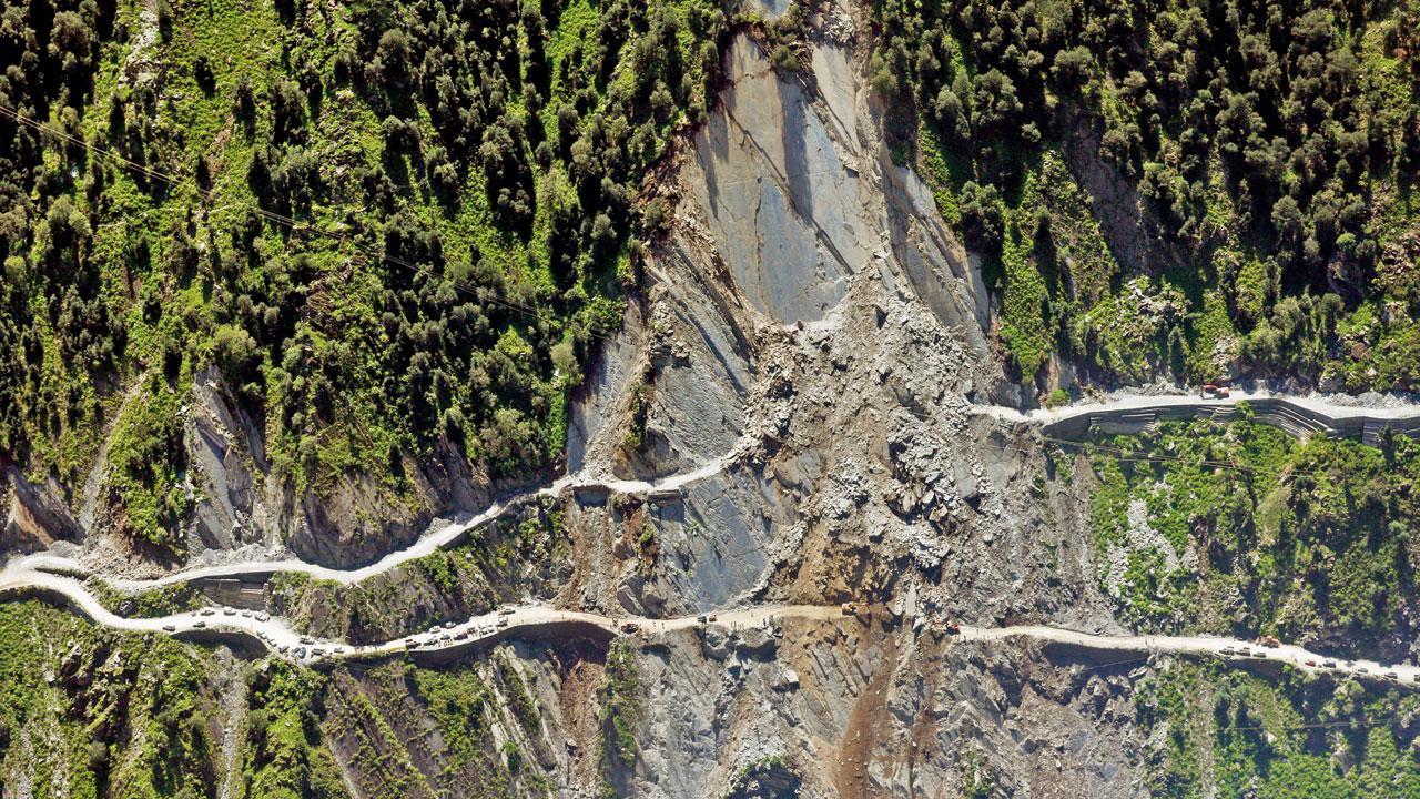 ઠેર-ઠેર ભૂસ્ખલનને કારણે સર્જાયેલી તારાજીનો એરિયલ વ્યુ.