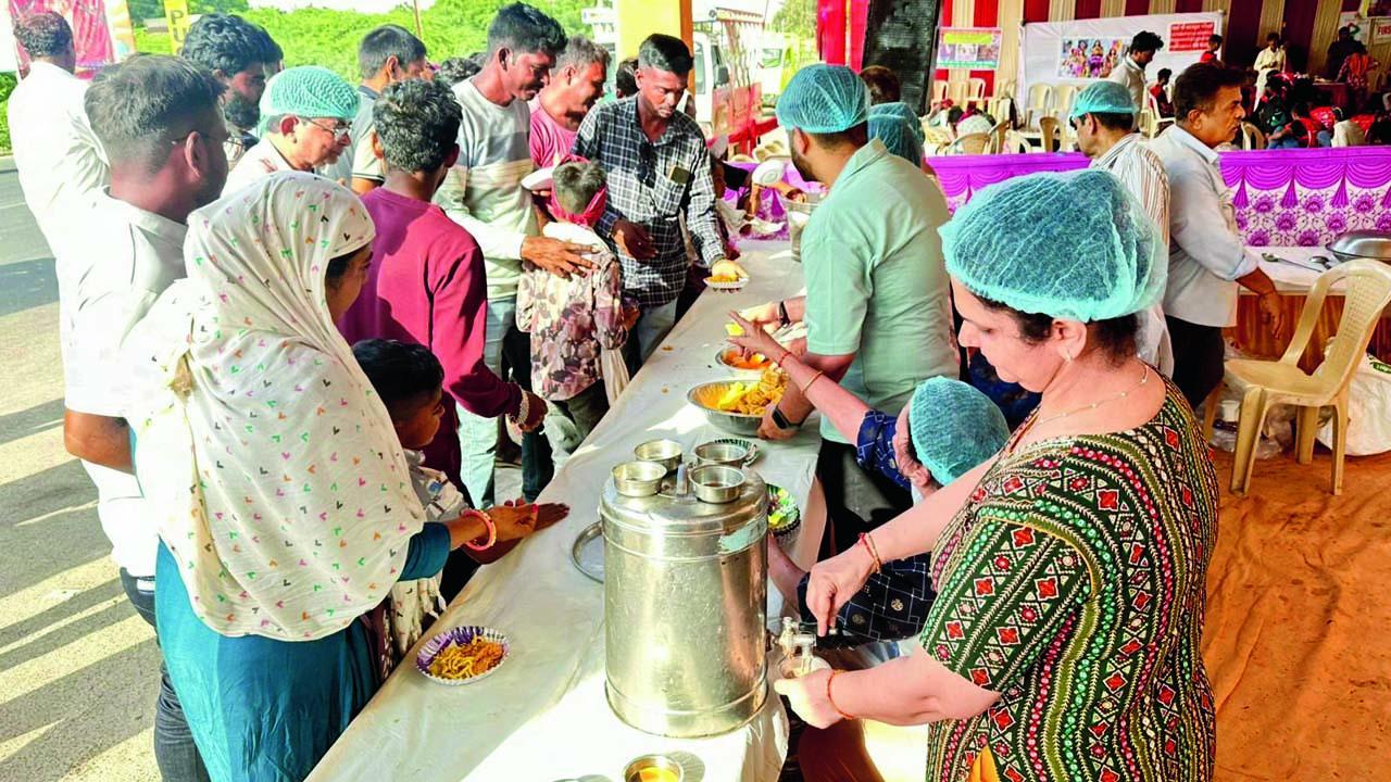  સેવા-કૅમ્પમાં પદયાત્રીઓને પીરસાતો નાસ્તો.