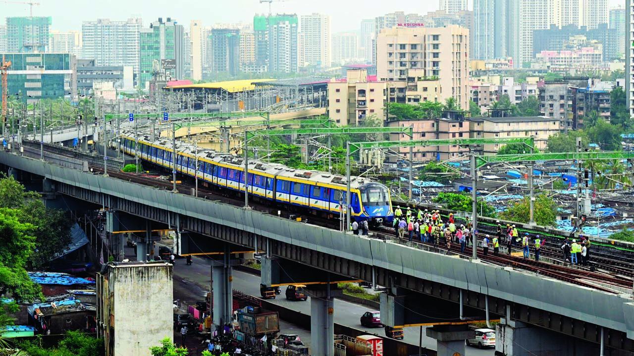 ઓવરીપાડા સ્ટેશન નજીક ખોટકાયેલી મેટ્રોનું સમારકામ કરતા અધિકારીઓ. તસવીર : સતેજ શિંદે