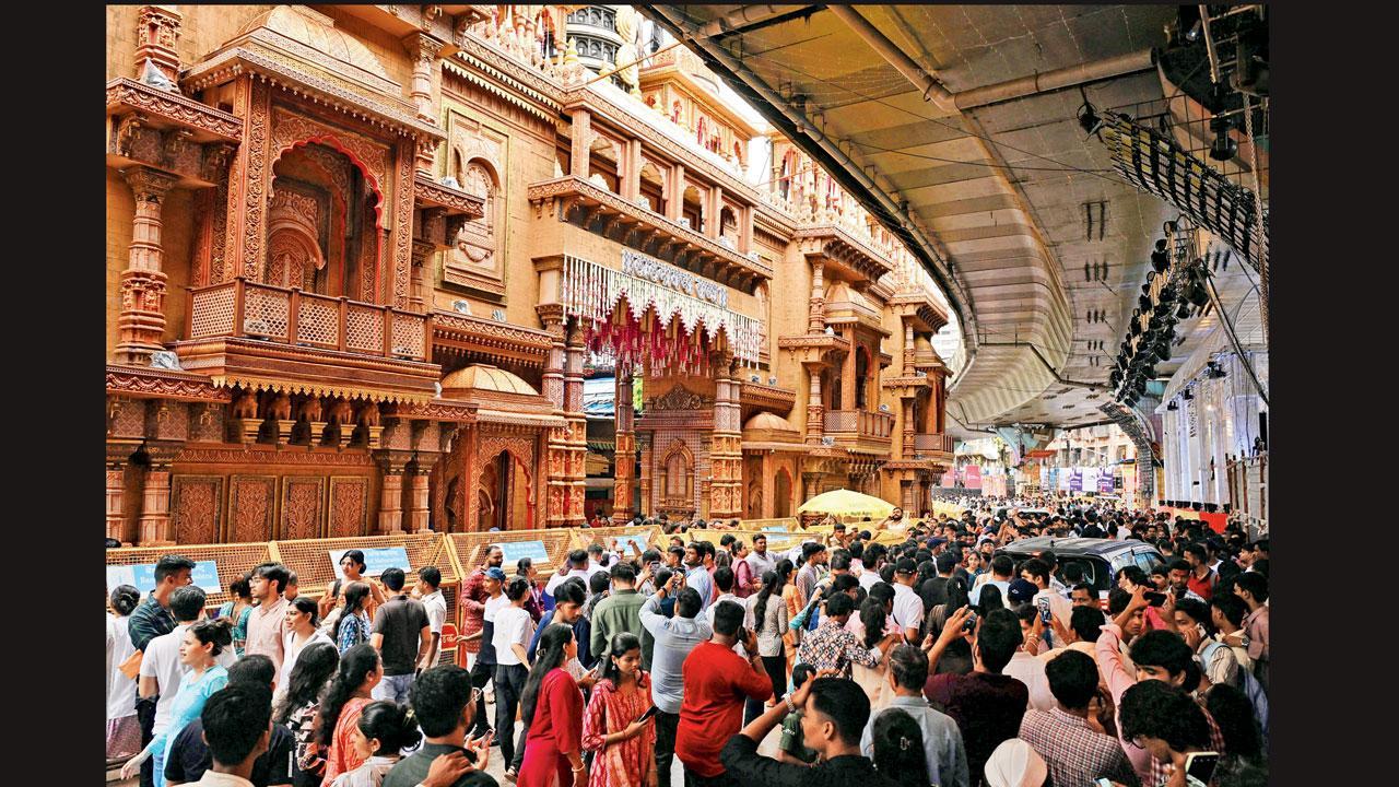 હૈયું હૈયું દળાય ગઈ કાલે લાલબાગચા રાજાનાં દર્શન માટે  ઊમટેલી જનમેદની. તસવીર : સતેજ  શિંદે