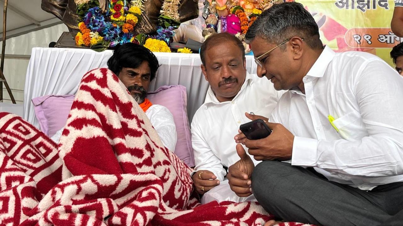 પોલીસ દ્વારા જારી કરાયેલી નોટિસ અંગે મનોજ જરાંગે પાટીલ સાથે ચર્ચા કરતા એડવોકેટ આશિષરાજે ગાયકવાડ