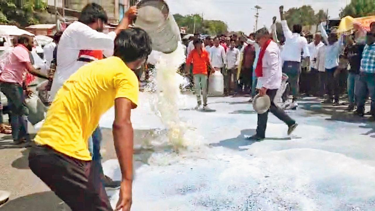 ચાર રસ્તા પર દૂધ ઢોળીને દૂધ સાગર ડેરી સામે વિરોધ વ્યક્ત કર્યો હતો