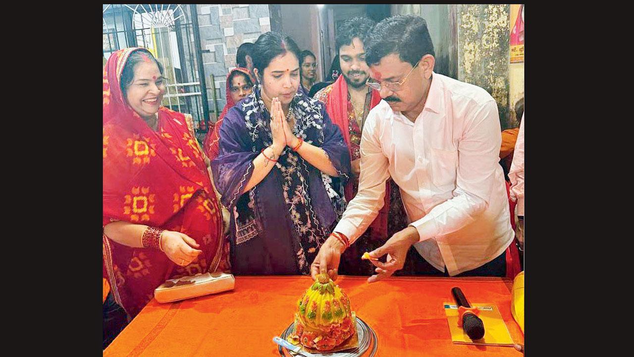 ૧૧ દિવસ સુધી ગણપતિબાપ્પાના હાથમાં મુકાયેલા મોદકની કિંમત હરાજીમાં ૧.૮૫ લાખ રૂપિયા બોલાઈ