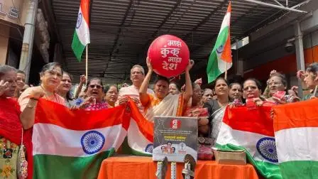 શિવસેના (UBT) ના મહિલા કાર્યકરોએ રવિવારે મુંબઈમાં `સિંદૂર` સાથે વિરોધ પ્રદર્શન કર્યું, જેમાં આજે યોજાનાર એશિયા કપમાં પાકિસ્તાન સામેની મૅચમાં ભારતના રમવાનો વિરોધ કરવામાં આવ્યો. (તસવીરો: આશિષ રાજે)
