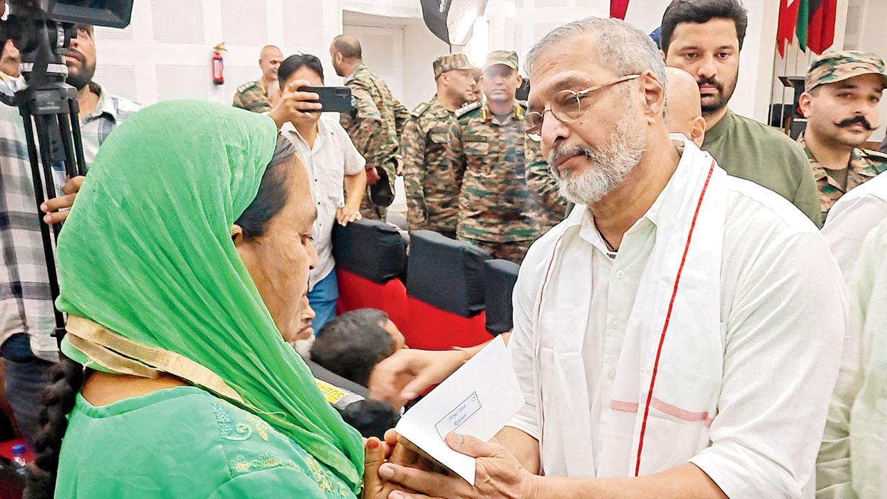 સાંત્વના આપી રહેલા નાના પાટેકર