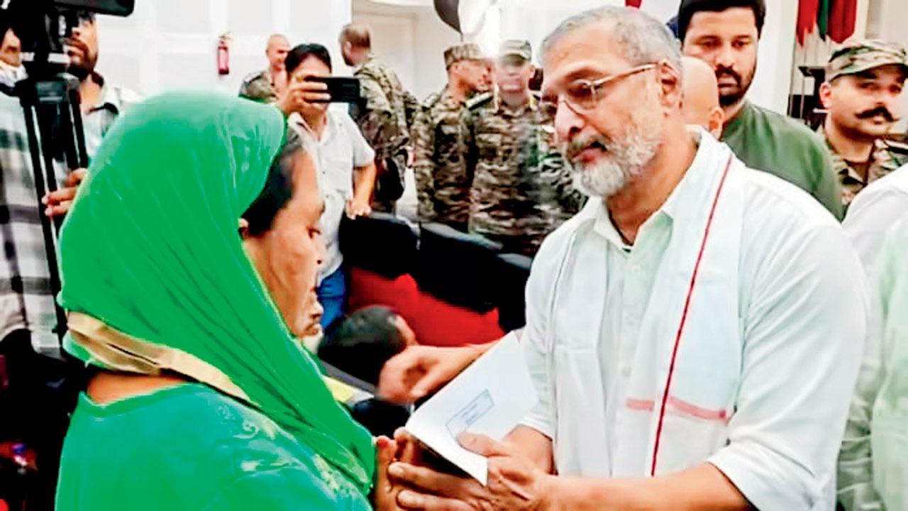 નાના પાટેકર પ્રભાવિતોની મુલાકાતે