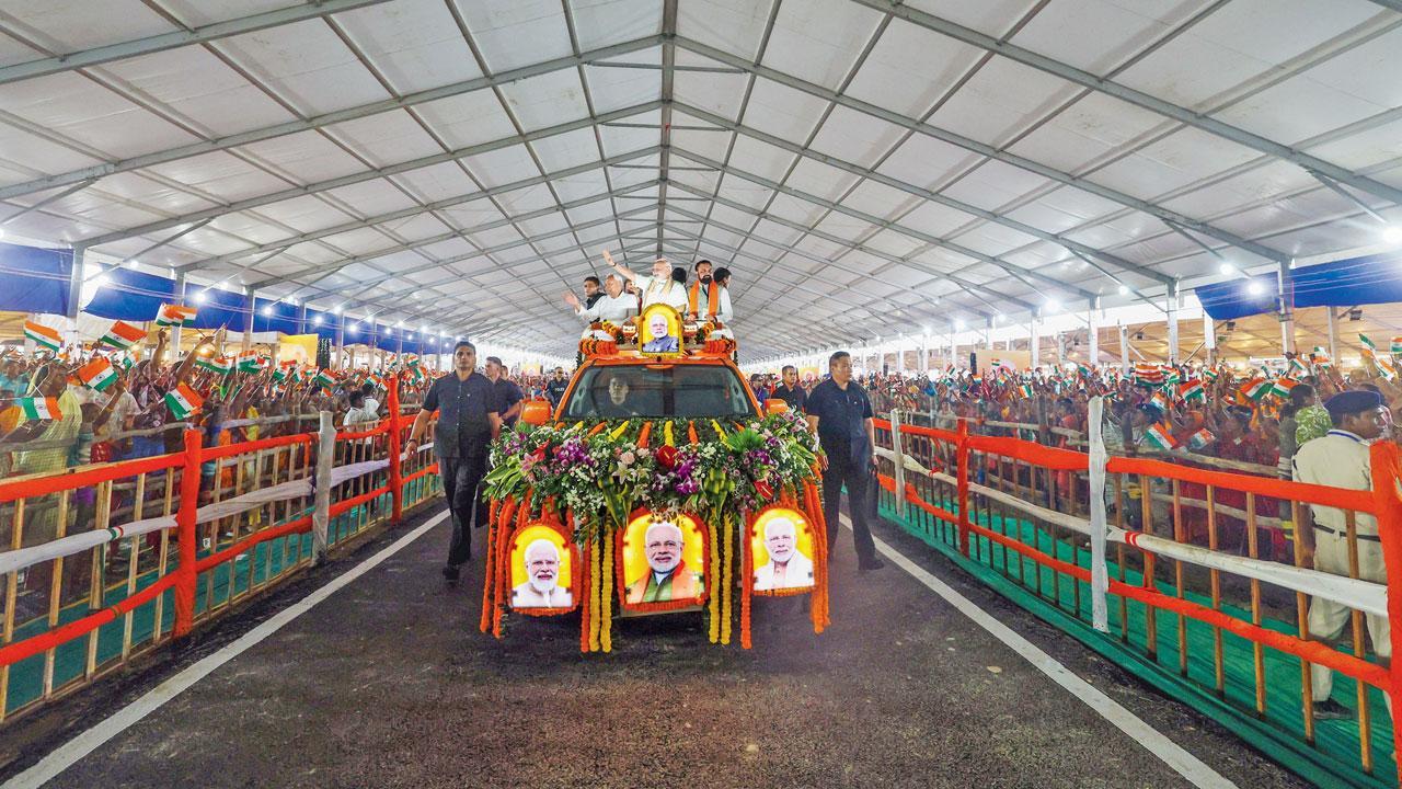 નરેન્દ્ર મોદી સભાના મંચ સુધી ખુલ્લી ગાડીમાં અભિવાદન કરતાં-કરતાં પહોંચ્યા હતા ત્યારે તેમની સાથે બિહારના મુખ્ય પ્રધાન નીતીશકુમાર અને નાયબ મુખ્ય પ્રધાન સમ્રાટ ચૌધરી પણ હતા