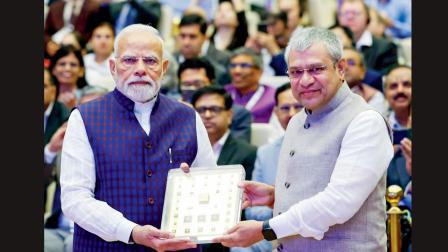 ગઈ કાલે દિલ્હીમાં નરેન્દ્ર મોદીને VIKRAM 32 બિટ પ્રોસેસર ચિપ આપતા કેન્દ્રીય પ્રધાન અશ્વિની વૈષ્ણવ.