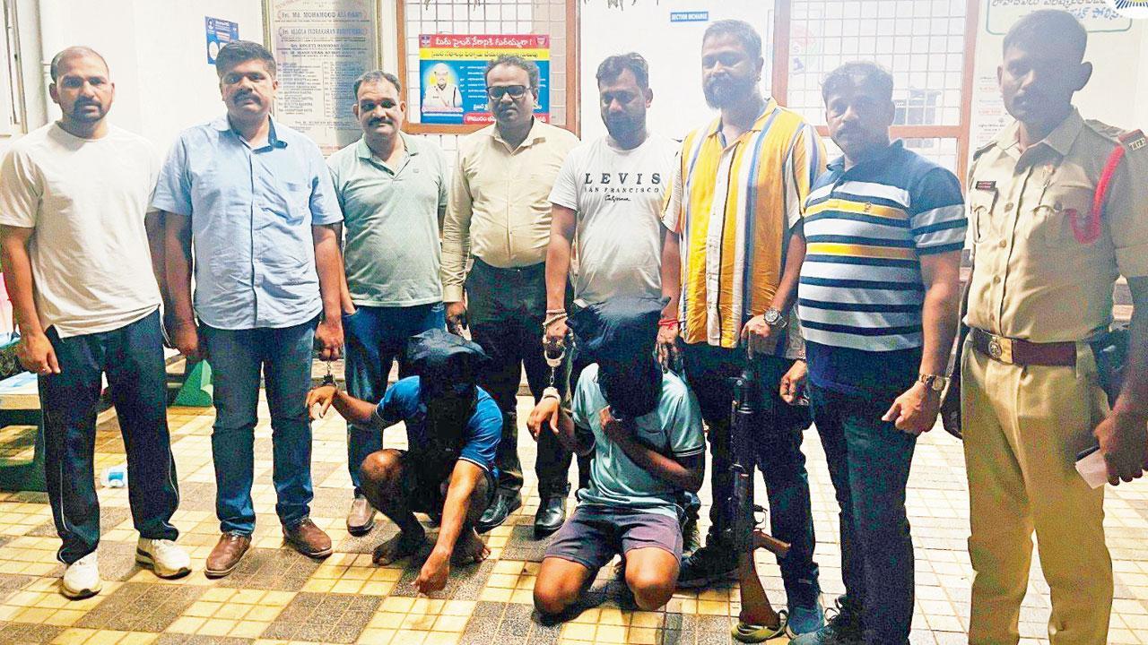 મુંબઈના પોલીસ-કમિશનર દેવેન ભારતીની ટીમે પકડી પાડેલા આરોપીઓ.