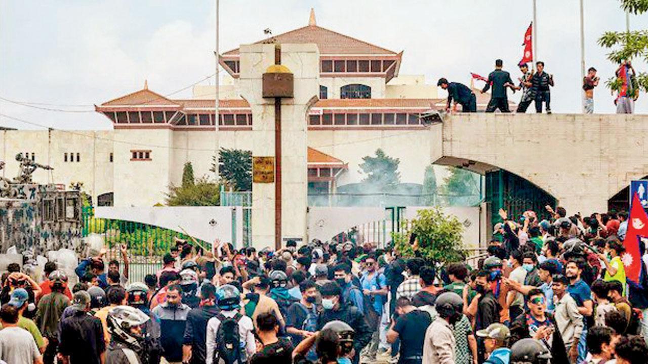 સોશ્યલ મીડિયા પર પ્રતિબંધના નિર્ણય સામે ગઈ કાલે નેપાલની રાજધાની કાઠમાંડુમાં હજારો યુવાનોએ વિરોધ-પ્રદર્શન કર્યું હતું તેની ફાઇલ તસવીર