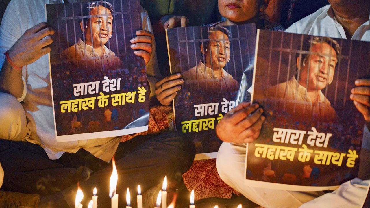 ગઈ કાલે કરફ્યુ દરમ્યાન લેહના સૂમસામ રસ્તા અને દિલ્હીમાં આમ આદમી પાર્ટીએ સોનમ વાંગચુકના સમર્થનમાં કાઢેલી કૅન્ડલ માર્ચ.