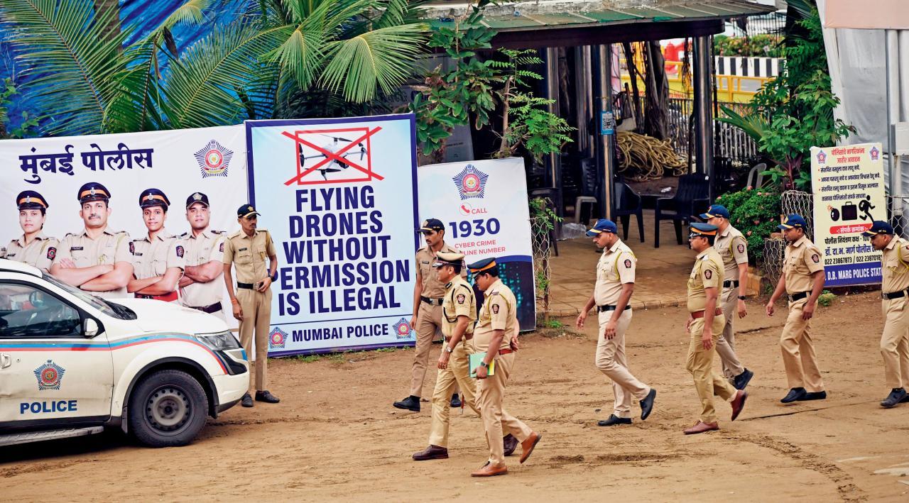 ગિરગામ ચોપાટી પર ડ્રોન ન ઉડાડવાની ચેતવણી આપતો પોલીસનો મેસેજ. તસવીરો : સૈયદ સમીર અબેદી