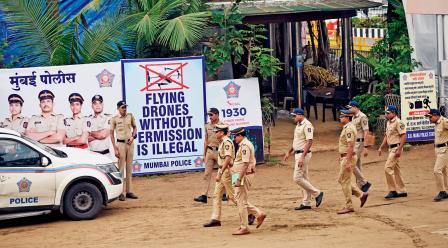 ગિરગામ ચોપાટી પર ડ્રોન ન ઉડાડવાની ચેતવણી આપતો પોલીસનો મેસેજ. તસવીરો : સૈયદ સમીર અબેદી