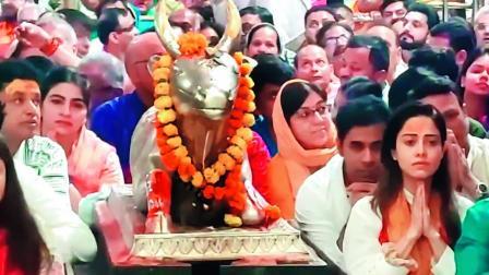 ઍક્ટ્રેસ નુશરત ભરૂચાએ મંગળવારે ઉજ્જૈનના મહાકાલેશ્વર મંદિરમાં દર્શન કરીને આશીર્વાદ લીધા હતા