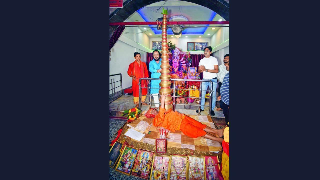 તેઓ છેલ્લાં ૨૯ વર્ષથી અનોખી પરંપરા નિભાવી રહ્યા છે