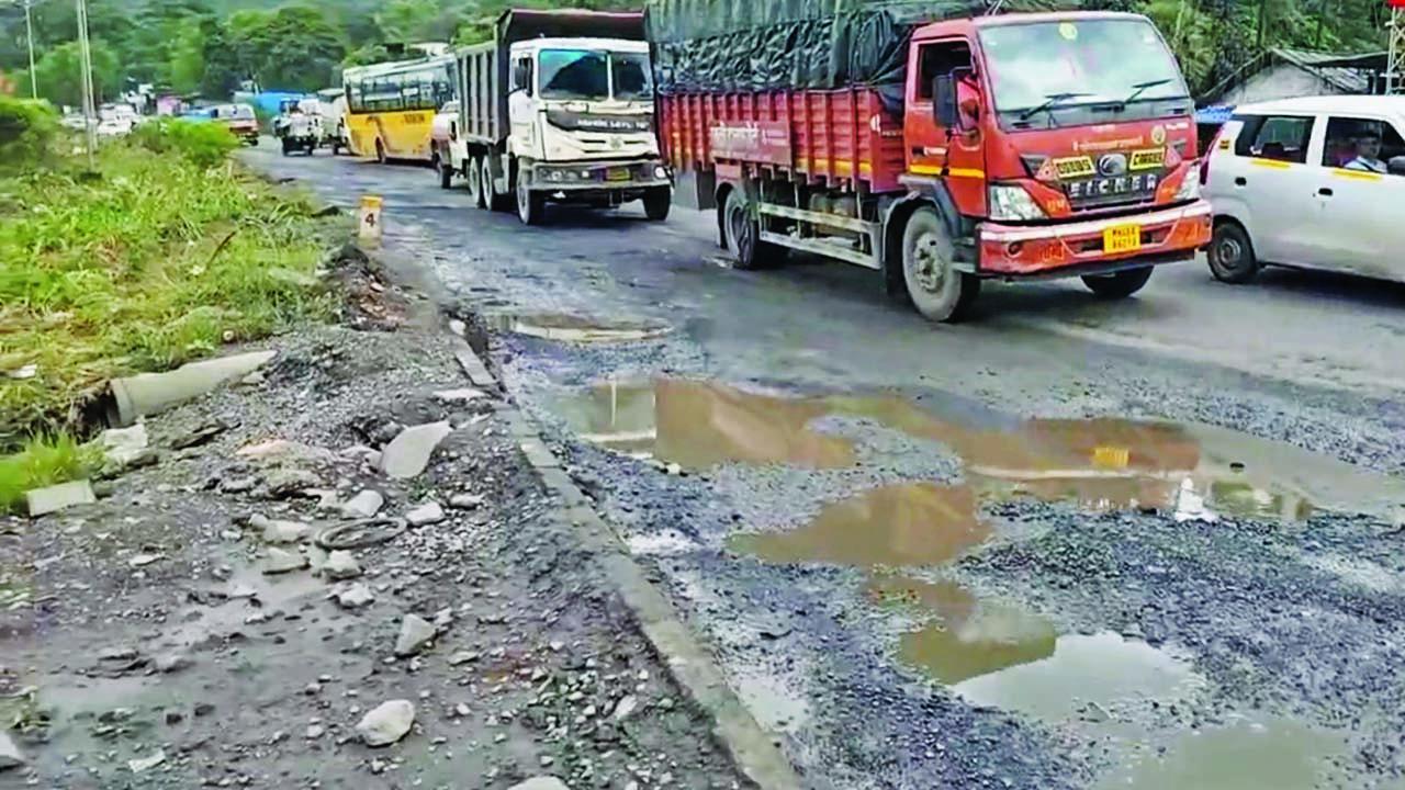 મુંબઈ-અમદાવાદ હાઇવે પર ખાડાને કારણે થતા ટ્રાફિક જૅમથી પરેશાન લોકો, મોટરિસ્ટો.