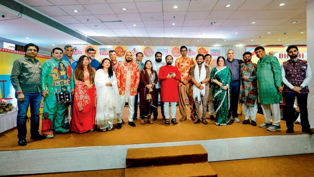 થાણે રાસ રંગ 2025ના ભૂમિપૂજન પ્રસંગે શનિવારે નરેશ મ્હસ્કે, જિતેન્દ્ર મહેતા, સચિન મીરાણી, શ્રીરામ ઐયર, મેહુલ ગંગર તથા અન્ય કલાકારો અને આયોજન સમિતિની ટીમ.