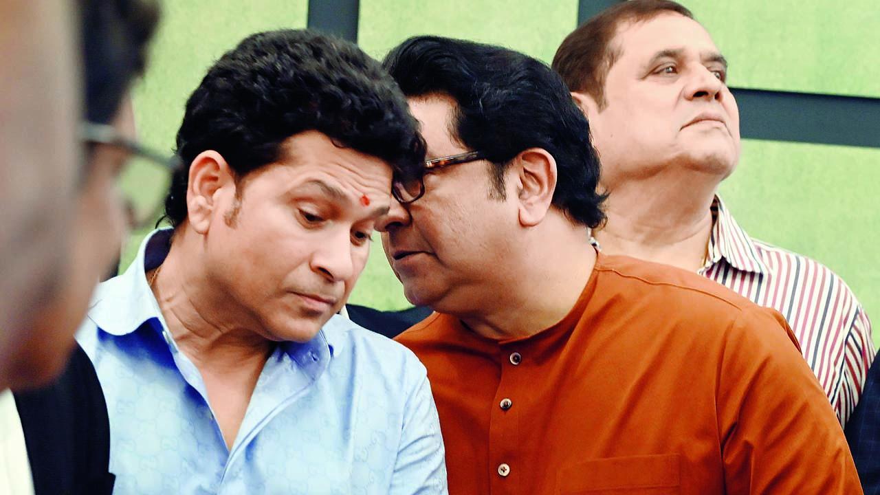 શિવાજી પાર્ક જિમખાનાના ઉદ્ઘાટન પ્રસંગે બિલિયર્ડ્‍સ રમતો અને  રાજ ઠાકરેને સાંભળતો સચિન તેન્ડુલકર. તસવીરો : કીર્તિ સુર્વે પરાડે