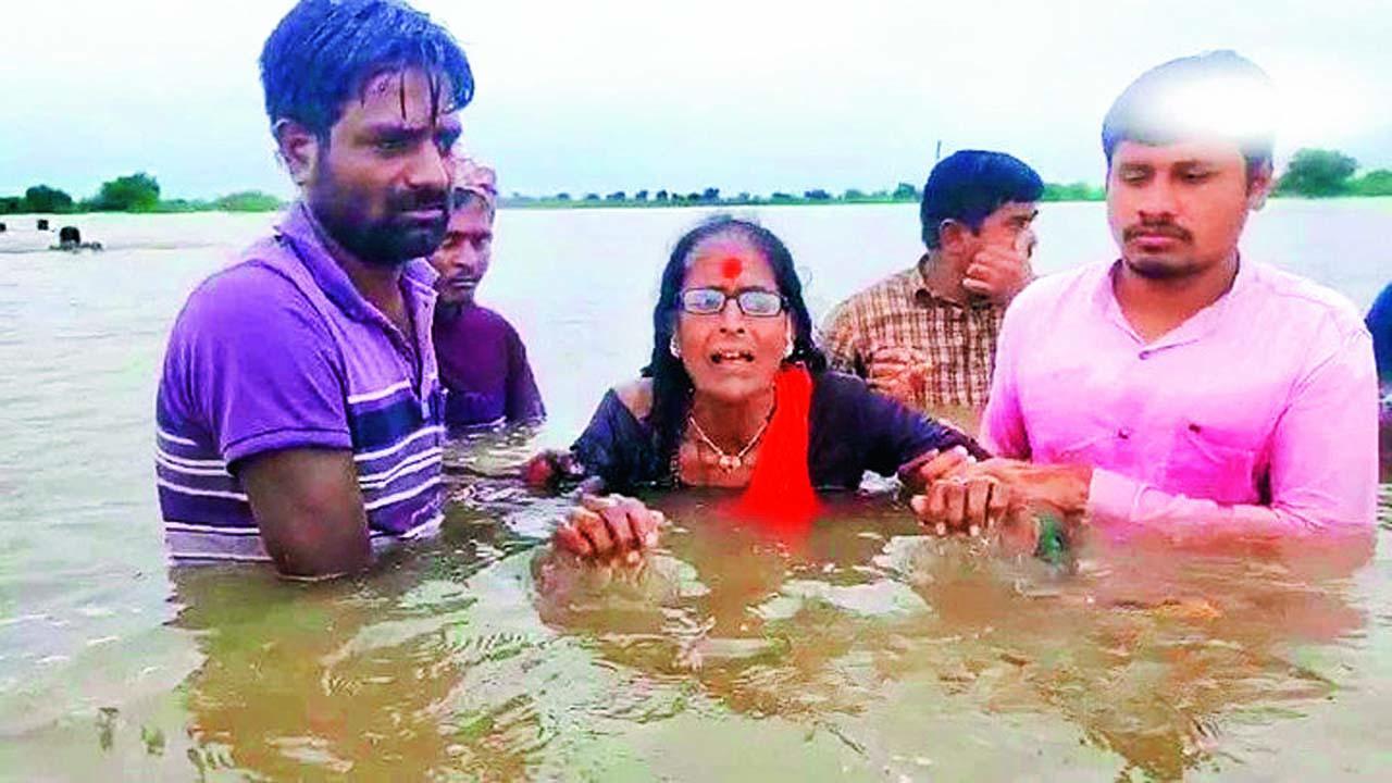 મદદ ન મળતાં પૂરગ્રસ્ત ગ્રામવાસીઓએ ૮ કલાક સુધી છાતી સમાણાં પાણીમાં ઊભા રહીને વિરોધ કર્યો