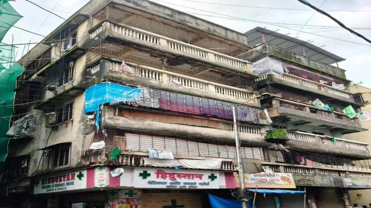 નાલાસોપારા પૂર્વમાં આવેલ સબા એપાર્ટમેન્ટ લગભગ ૨૦ વર્ષ પહેલાં બનાવવામાં આવી હતી (તસવીર સૌજન્યઃ મિડ-ડે)