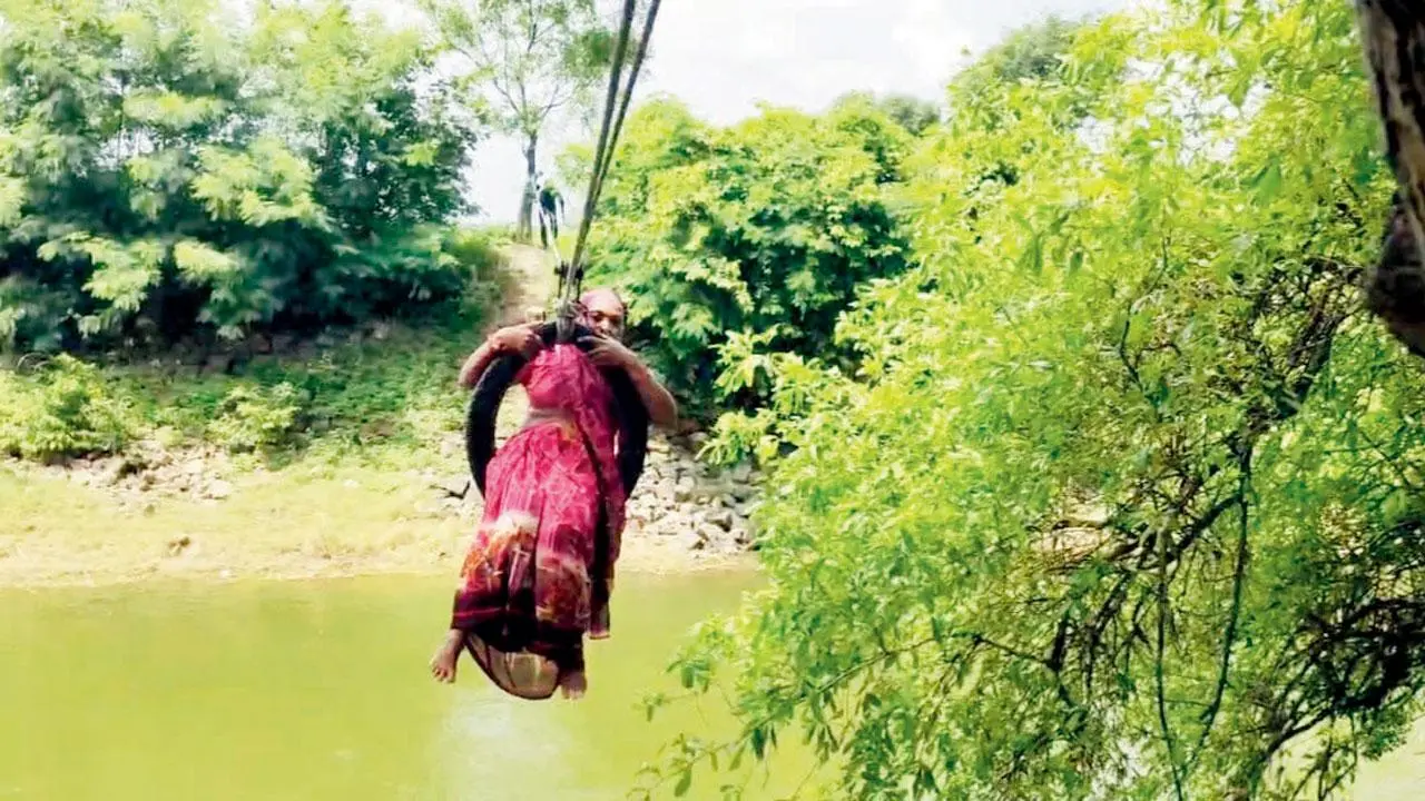 મહિલાઓ સહિતના ગ્રામજનોને નદી ઓળંગવા માટે ટાયરમાં બેસીને જવું  પડે છે