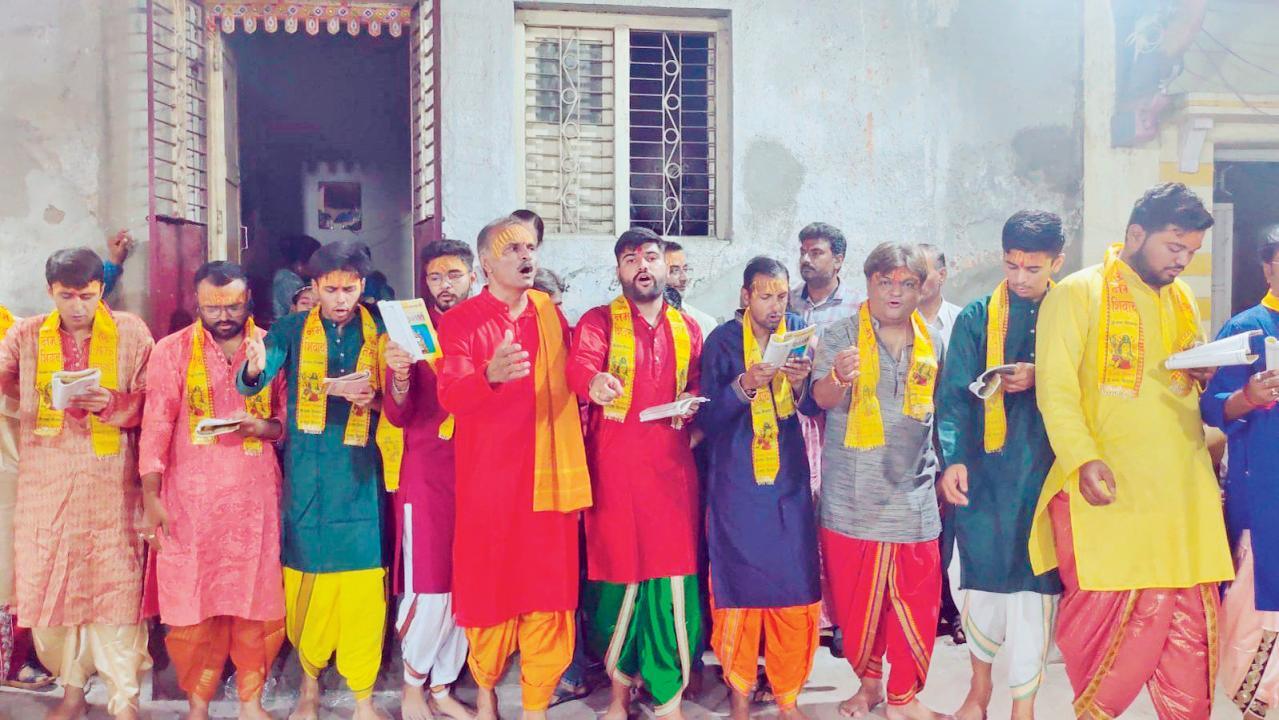 ઈશ્વર વિવાહ કાવ્યની પંક્તિ ગાતાં-ગાતાં ગરબે ઘૂમતા ભક્તજનો.
