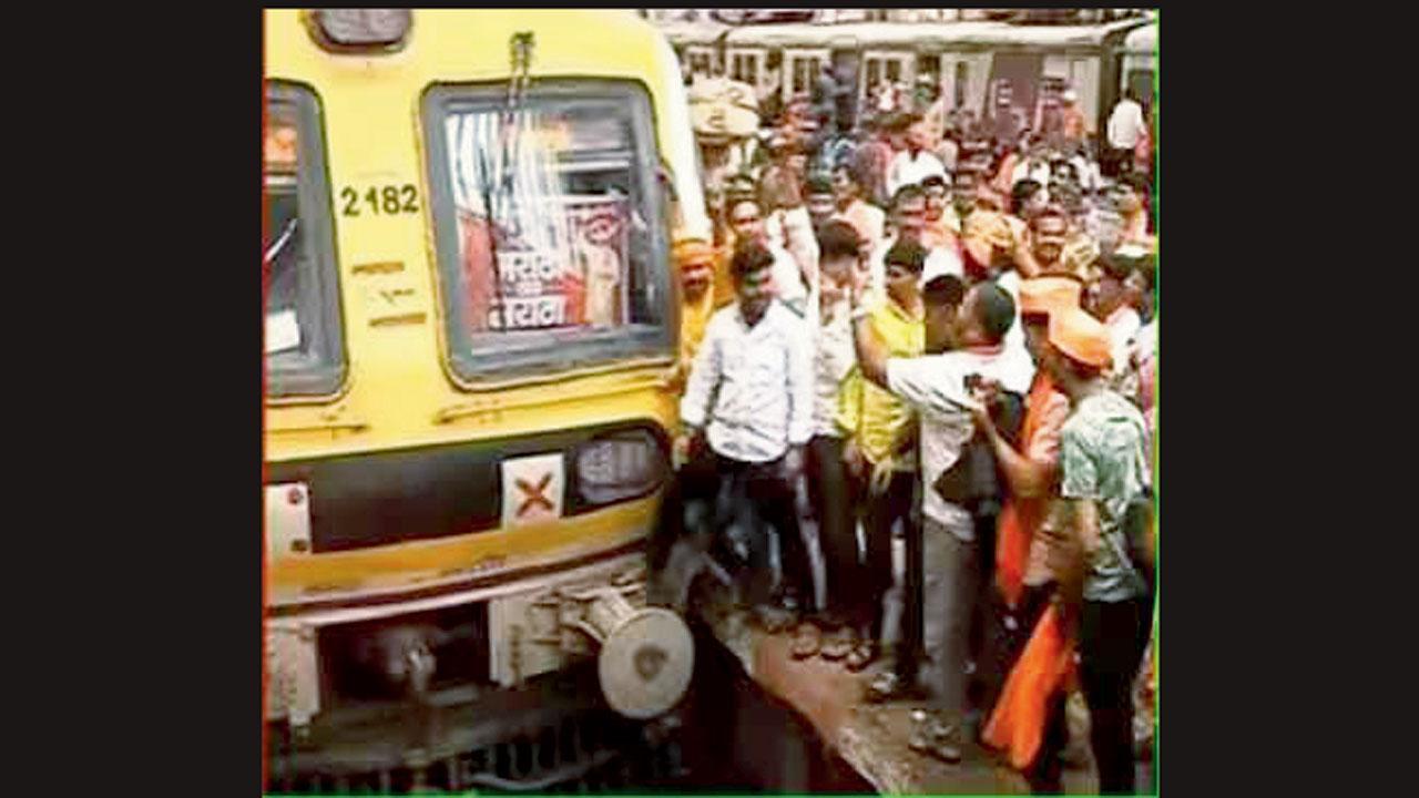 છત્રપતિ શિવાજી મહારાજ ટર્મિનસ (CSMT) પર આવી પહોંચેલી એક ટ્રેનના મોટરમૅનની કૅબિનમાં જઈને તેમણે પોસ્ટર લગાડ્યું હતું. 