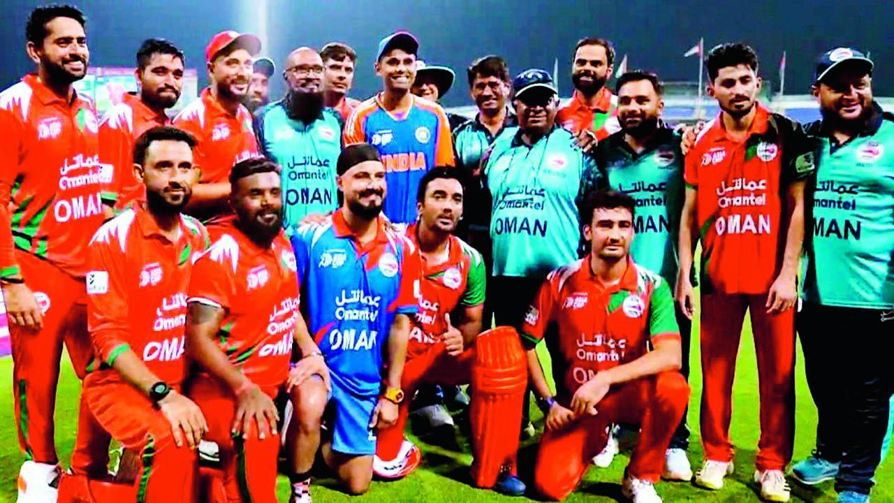 અબુ ધાબીમાં મૅચ પછી ઓમાન ટીમને ટિપ્સ આપ્યા બાદ પ્લેયર્સ અને કોચ સાથે ફોટો પડાવ્યો ભારતીય કૅપ્ટન સૂર્યાએ.