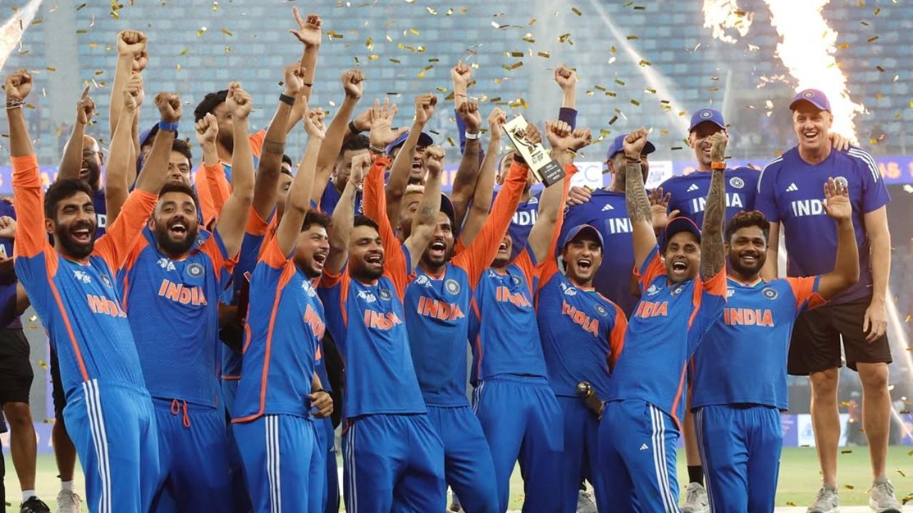 ટ્રોફી વગર જીતનો જશ્ન મનાવતી ટીમ ઇન્ડિયા (તસવીર સૌજન્યઃ indiancricketteam ઓફિશ્યલ ઇન્સ્ટાગ્રામ)