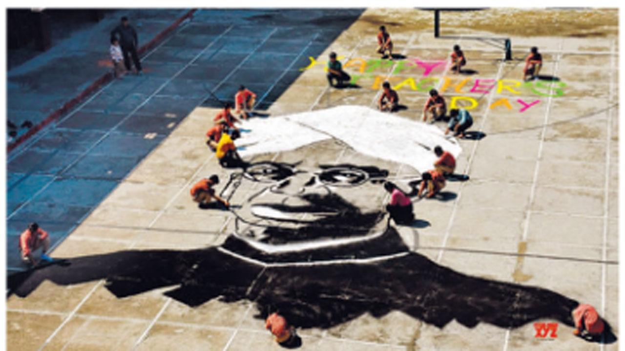 મુરાદાબાદની એક સ્કૂલના વિદ્યાર્થીઓએ તેમને સ્મૃતિવંદના આપવા ડૉ. સર્વપલ્લી રાધાકૃષ્ણનનું જાયન્ટ પોર્ટ્રેટ તૈયાર કર્યું હતું.