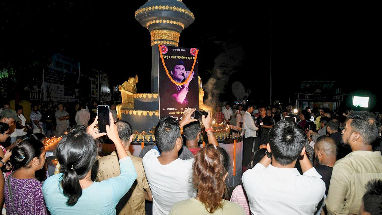 ગઈ કાલે આસામના તેઝપુરમાં ઝુબીન ગર્ગને શ્રદ્ધાંજલિ આપતા લોકો