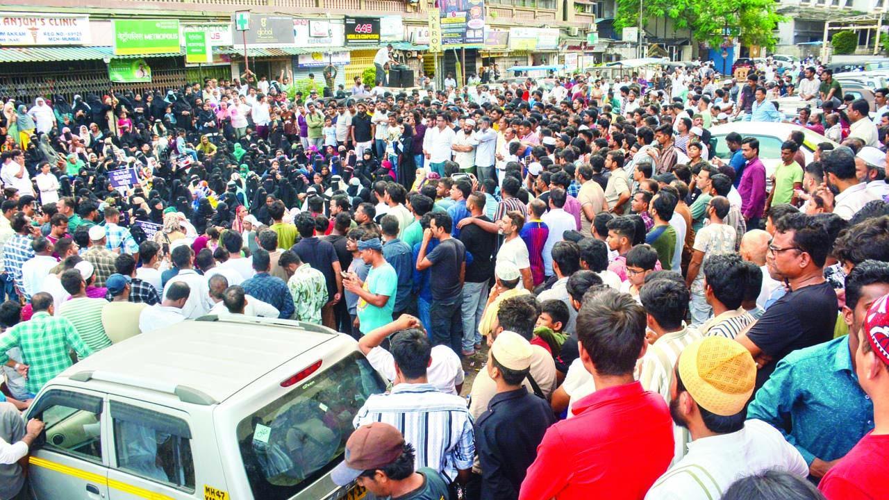  રહેવાસીઓએ બિલ્ડિંગ તોડવાના વિરોધમાં રોડ પર ઊતરીને પ્રદર્શન કર્યું