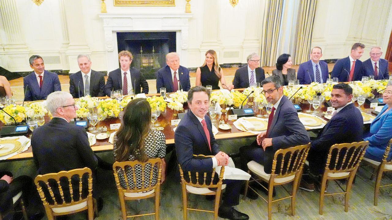 ગઈ કાલે અમેરિકાના રાષ્ટ્રપતિ ડોનલ્ડ ટ્રમ્પે વાઇટ હાઉસમાં ટેક-લીડર્સને ડિનર પાર્ટી આપી હતી.