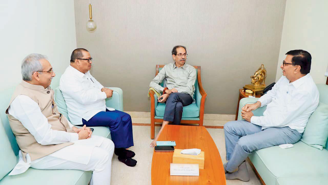 કૉન્ગ્રેસના વરિષ્ઠ નેતા બાળાસાહેબ થોરાત, વિધાનસભ્ય વિજય વડેટ્ટીવાર અને વિધાનસભ્ય અમીન પટેલ માતોશ્રી જઈને ઉદ્ધવ ઠાકરેને મળ્યા હતા.