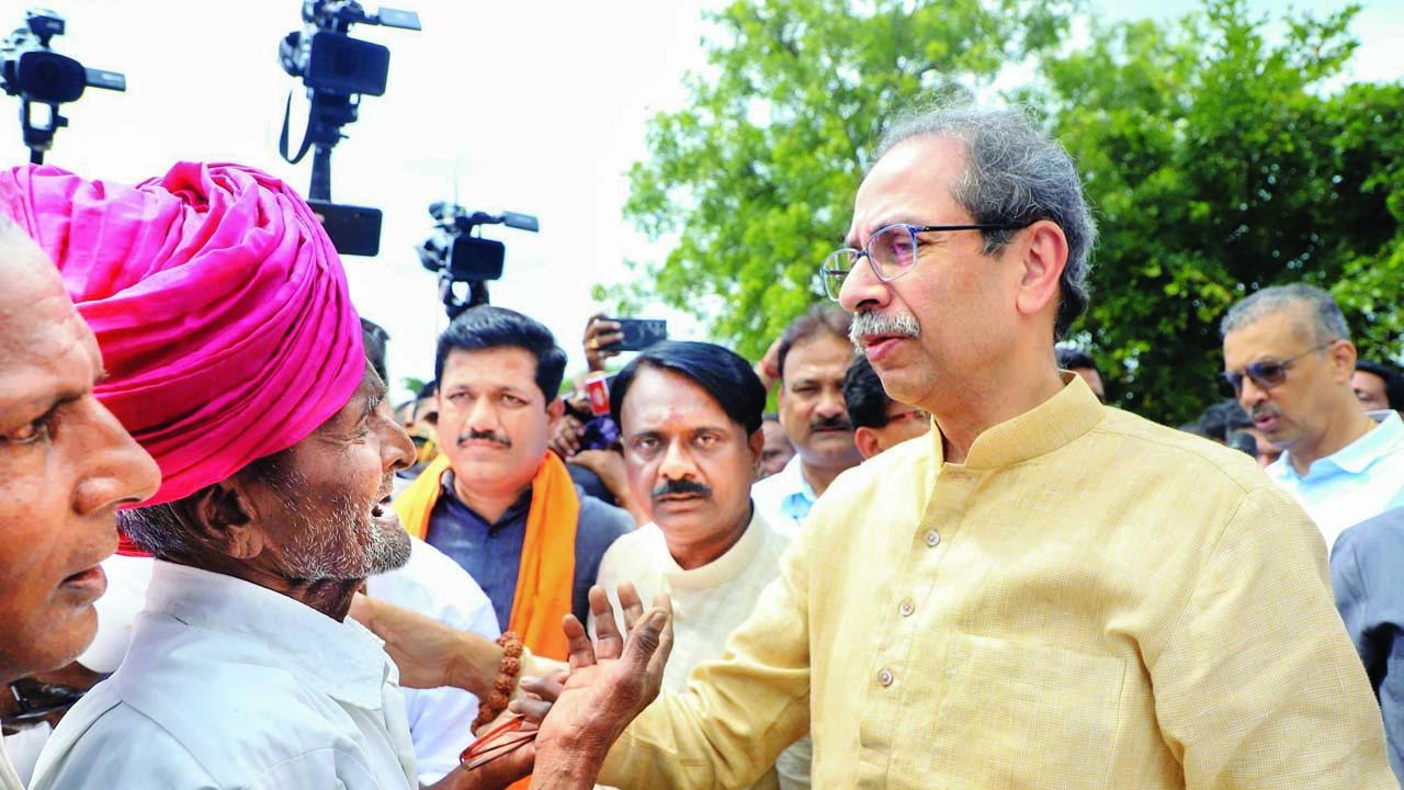 ધારાશિવ જિલ્લામાં અતિવૃષ્ટિને લીધે ખેતરોમાં પારાવાર નુકસાન થયા બાદ ભાંગી પડેલા ખેડૂતોને ઉદ્ધવ ઠાકરેએ ગઈ કાલે રૂબરૂ મળીને આશ્વાસન આપ્યું હતું.