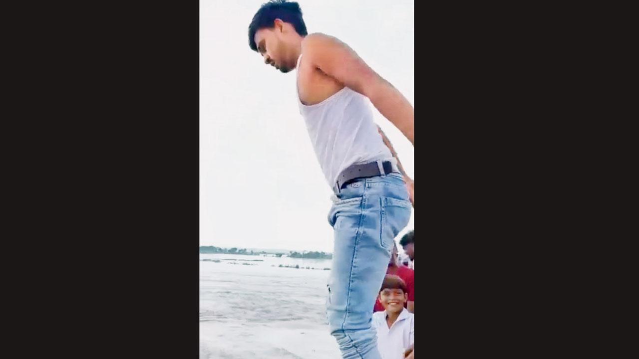 માત્ર ૫૦૦ રૂપિયાની શરત માટે યુવાને યમુનામાં છલાંગ લગાવતાં વહી ગયો