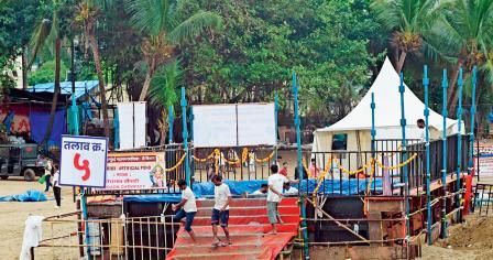 ગિરગામ ચોપાટી પર ૬ ફુટથી નાની મૂર્તિઓ માટે કૃત્રિમ તળાવ પણ બનાવવામાં આવ્યાં છે