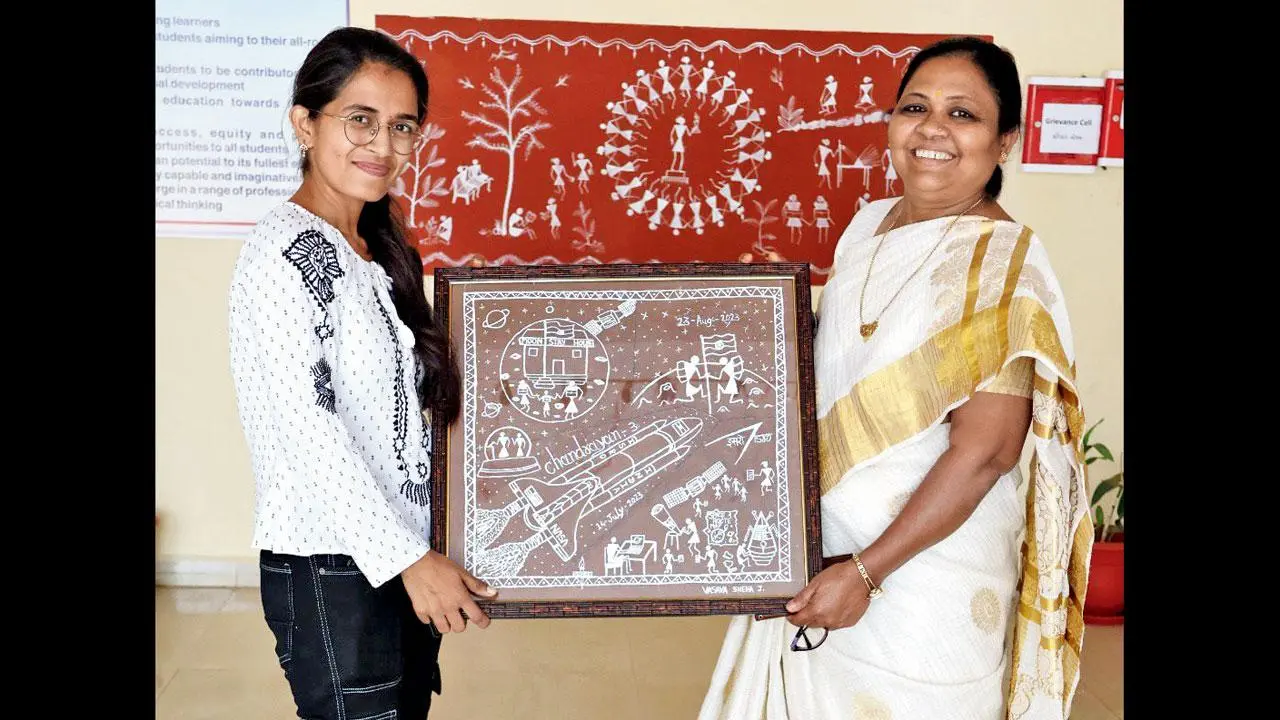 ચંદ્રયાન 3ના વારલી પેઇન્ટિંગ સાથે સ્નેહા વસાવા અને કૉલેજનાં પ્રિન્સિપાલ  ડૉ. અનિલા પટેલ