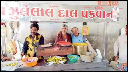 કરોડપતિને રસ્તા પર પૂરી-શાક ખાતાં જોવા હોય તો ઝૂલેલાલમાં જાઓ