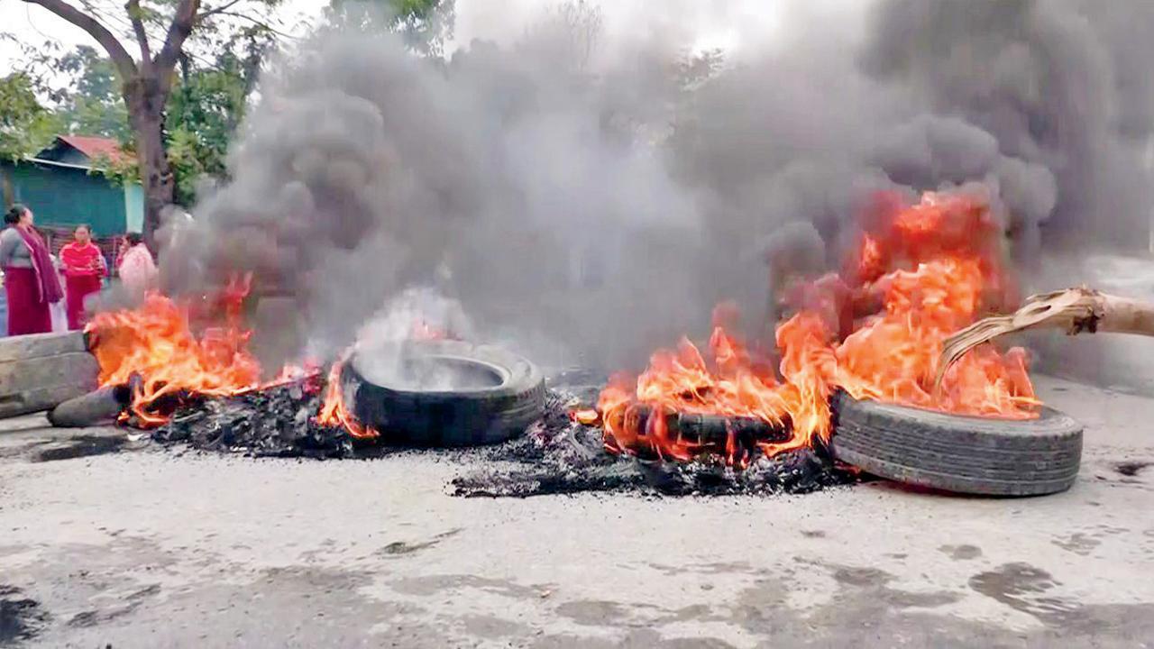 આતંકવાદીઓ દ્વારા એક ઘર પર ફેંકાયેલા બૉમ્બમાં બે બાળકોનાં મૃત્યુ પછી ગઈ કાલે મણિપુરના બિષ્નુપુરમાં વિરોધ-પ્રદર્શન ફાટી નીકળ્યું હતું. લોકોએ એક ટ્રક સળગાવી દીધી હતી અને રોડ પર ટાયર એકઠાં કરીને બાળ્યાં હતાં.