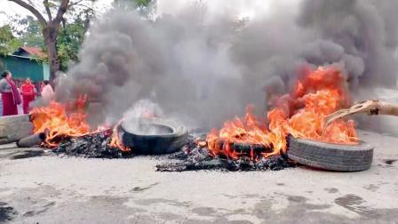 આતંકવાદીઓ દ્વારા એક ઘર પર ફેંકાયેલા બૉમ્બમાં બે બાળકોનાં મૃત્યુ પછી ગઈ કાલે મણિપુરના બિષ્નુપુરમાં વિરોધ-પ્રદર્શન ફાટી નીકળ્યું હતું. લોકોએ એક ટ્રક સળગાવી દીધી હતી અને રોડ પર ટાયર એકઠાં કરીને બાળ્યાં હતાં.