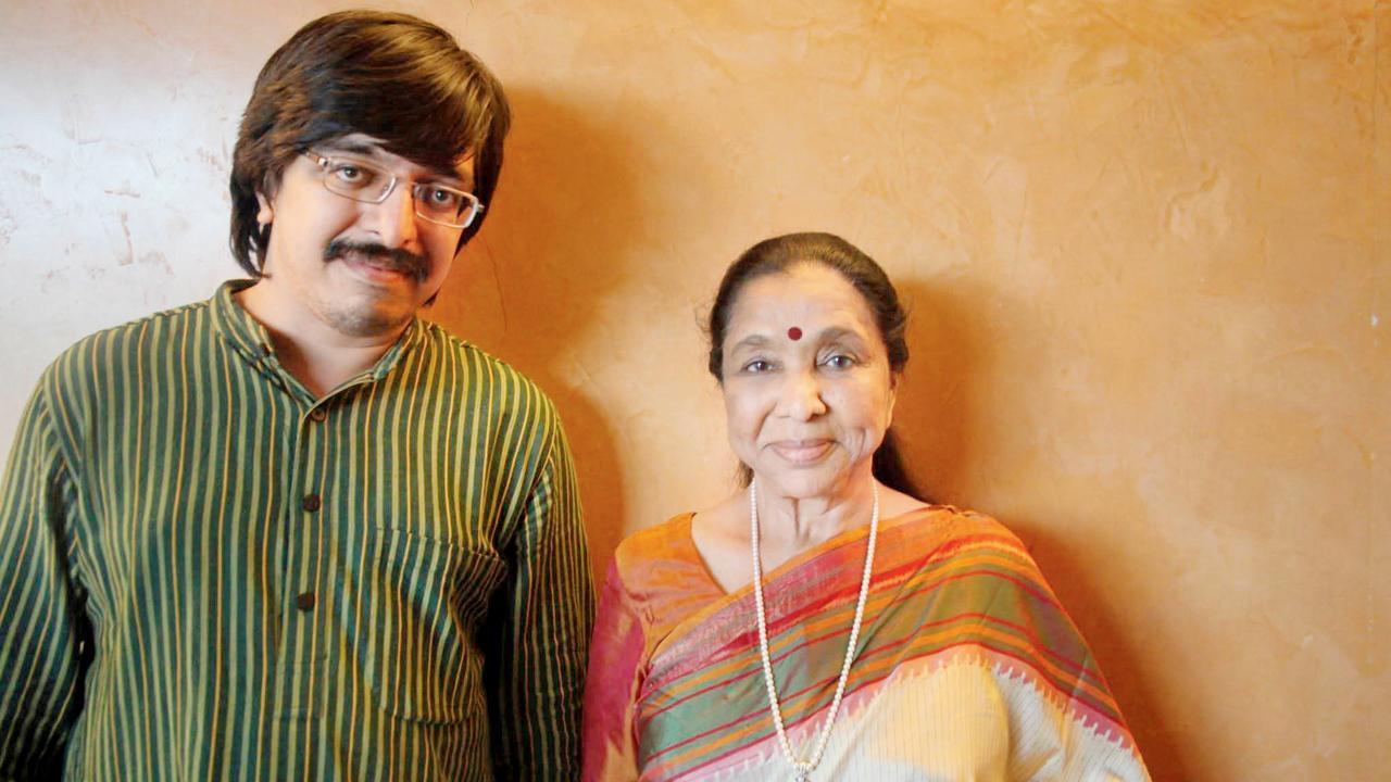 આશા ભોસલે સાથે યોગી ધોળકિયા